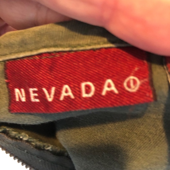 Size 14 Nevada army green skirt, zipper in back, pockets, slits, belt buckles - Picture 8 of 9